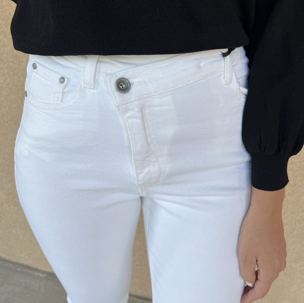 Q2 Premium Denim - High Rise Cross Over Front, skinny cut white jeans, size 6
